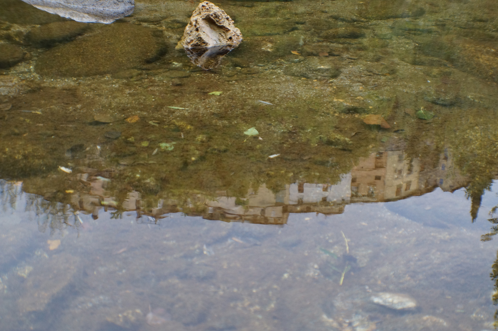 mon village dans le reflet de l eau