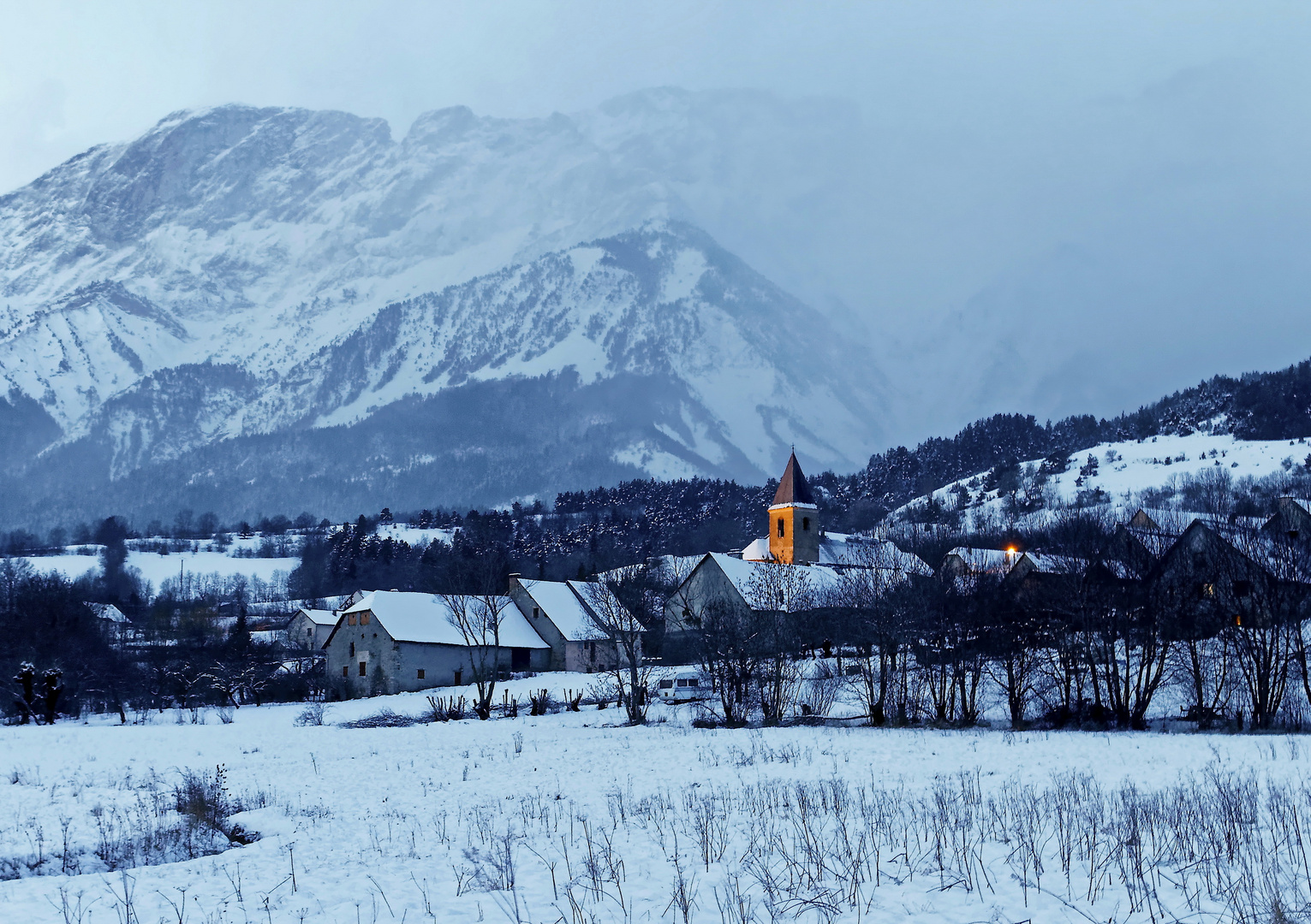 Mon village, " Le Noyer " , ( 1120m ) ce matin aux premières lueurs du jour.