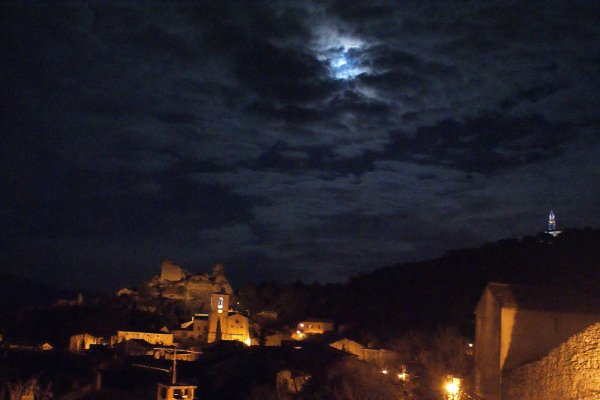 mon village orgon la nuit