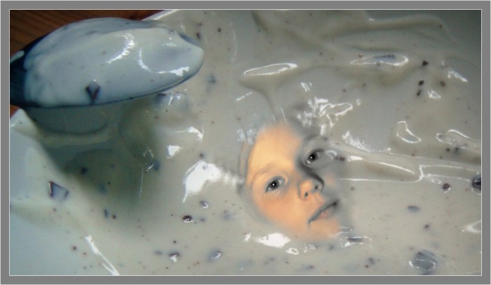Mona schwimmt im Joghurt