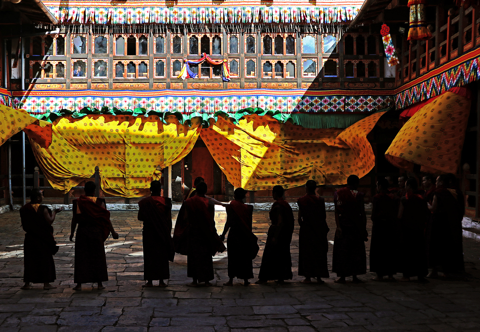 Monaci Buddhisti all'interno dello Jakar Dzong in Bhutan