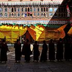 Monaci Buddhisti all'interno dello Jakar Dzong in Bhutan