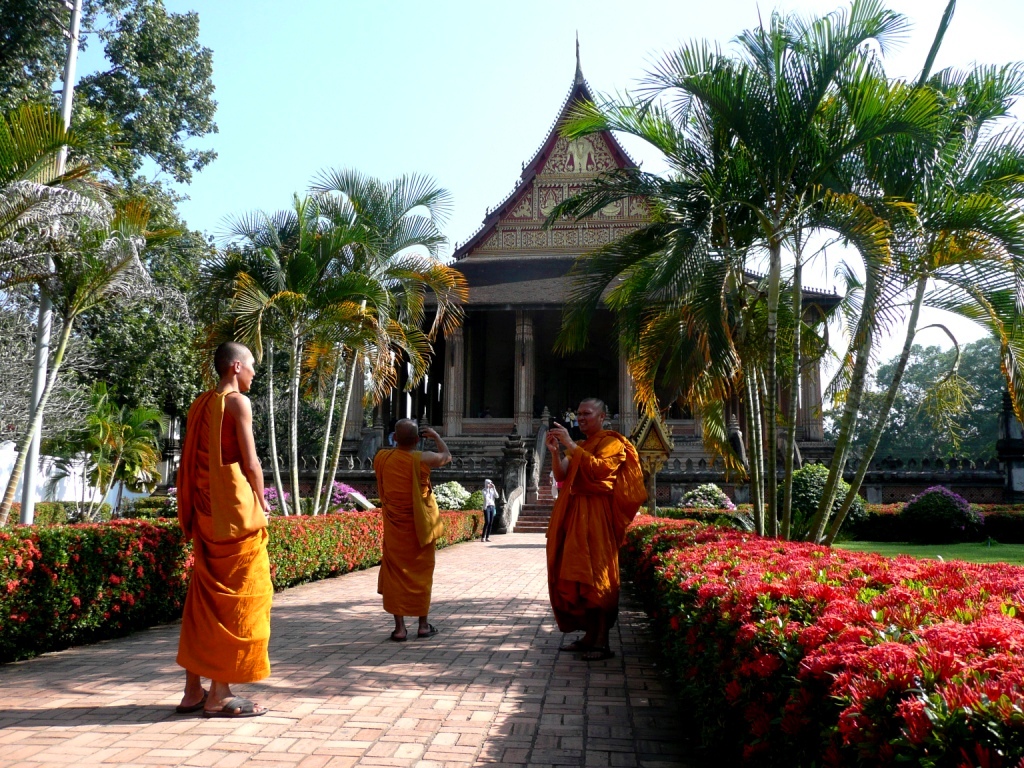 Monaci in pellegrinaggio a Vientiane