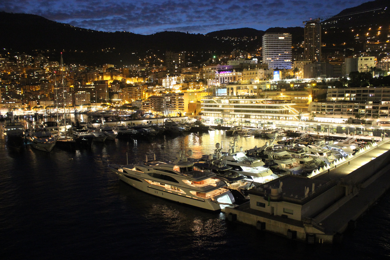 Monaco bei Nacht im Hafen