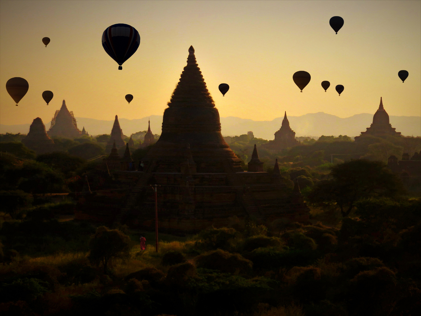 Monaco solitario tra le Pagode di Bagan