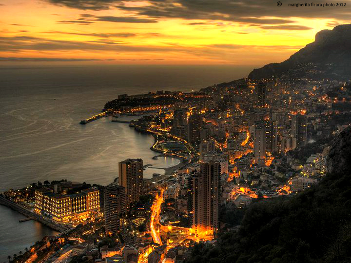 Monaco veduta di notte.