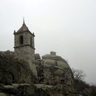 Monasterio entre la niebla