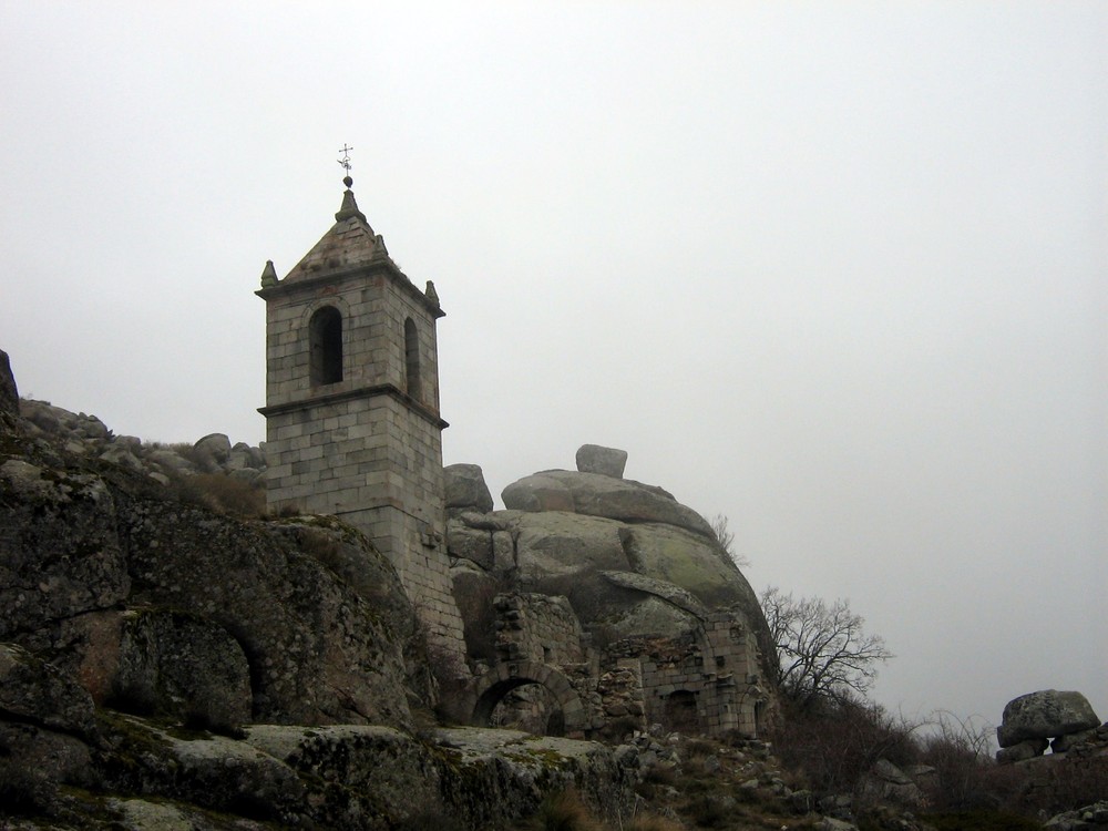 Monasterio entre la niebla