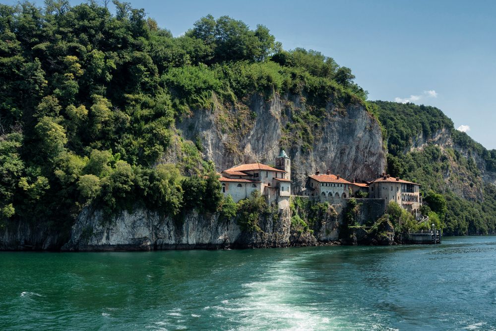 Monastero di Santa Caterina del Sasso, lago Maggiore