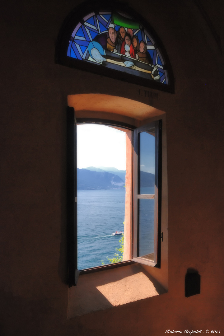 Monastero, finestra sul lago