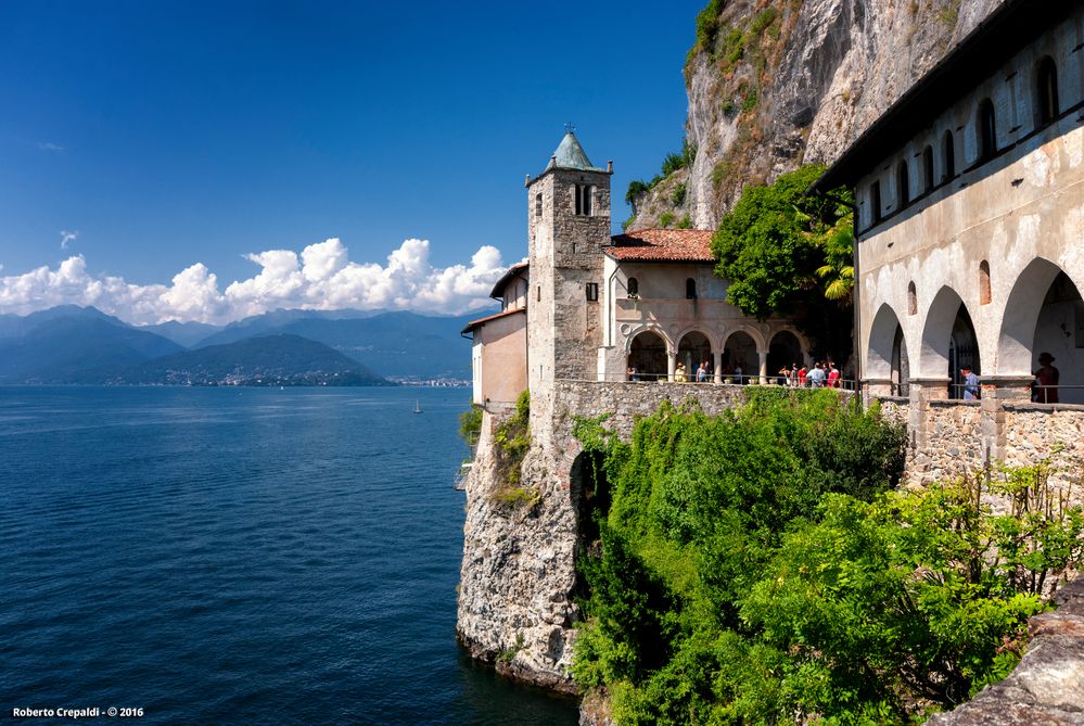 Monastero sul lago