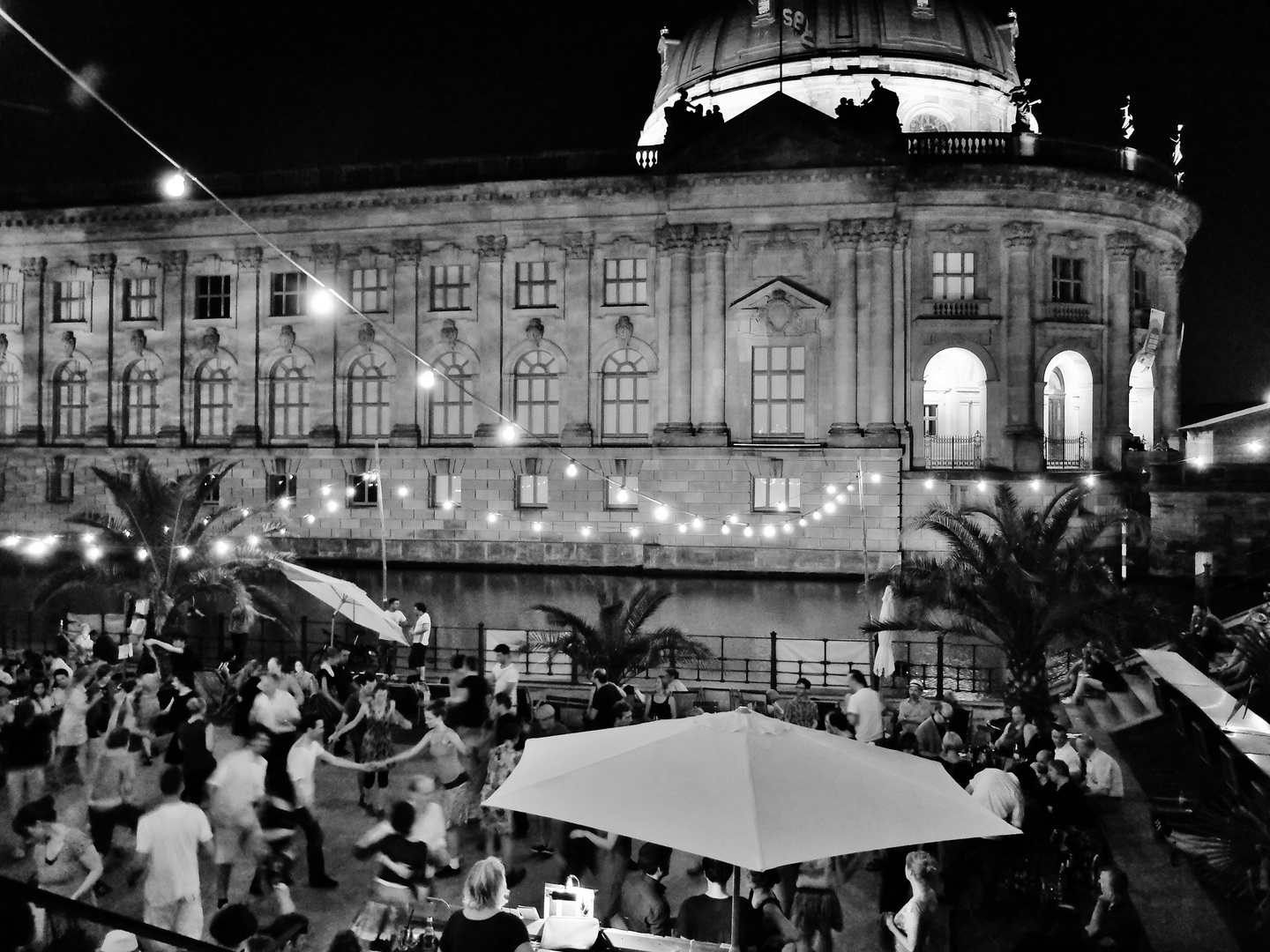 Monbijou - Tanzszene mit Bode Museum im Hintergrund