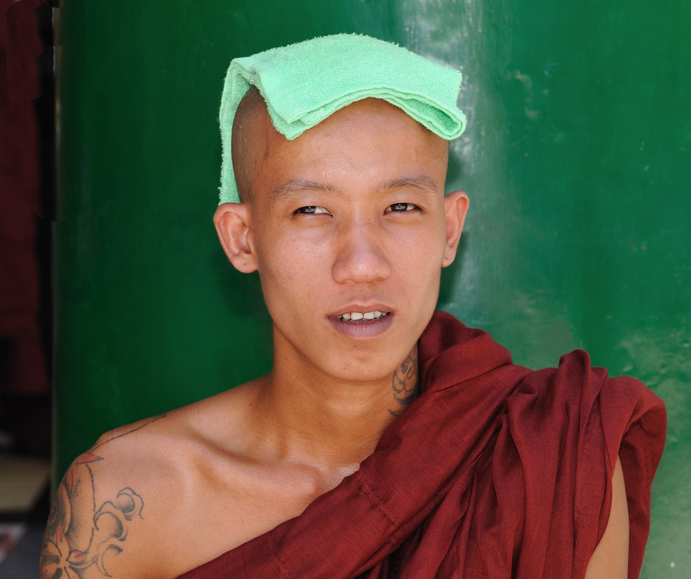 Monch in the Shwedagon Pagoda