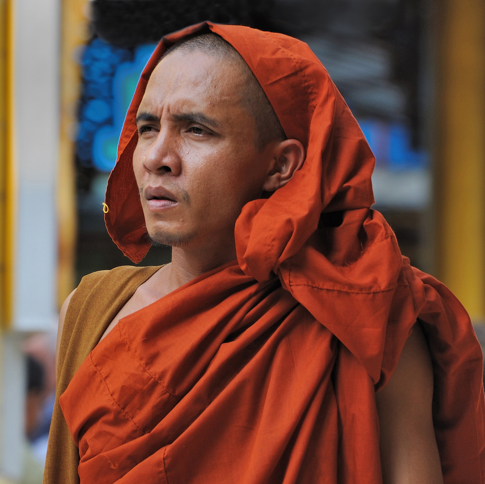 Monch in the Sule Pagoda