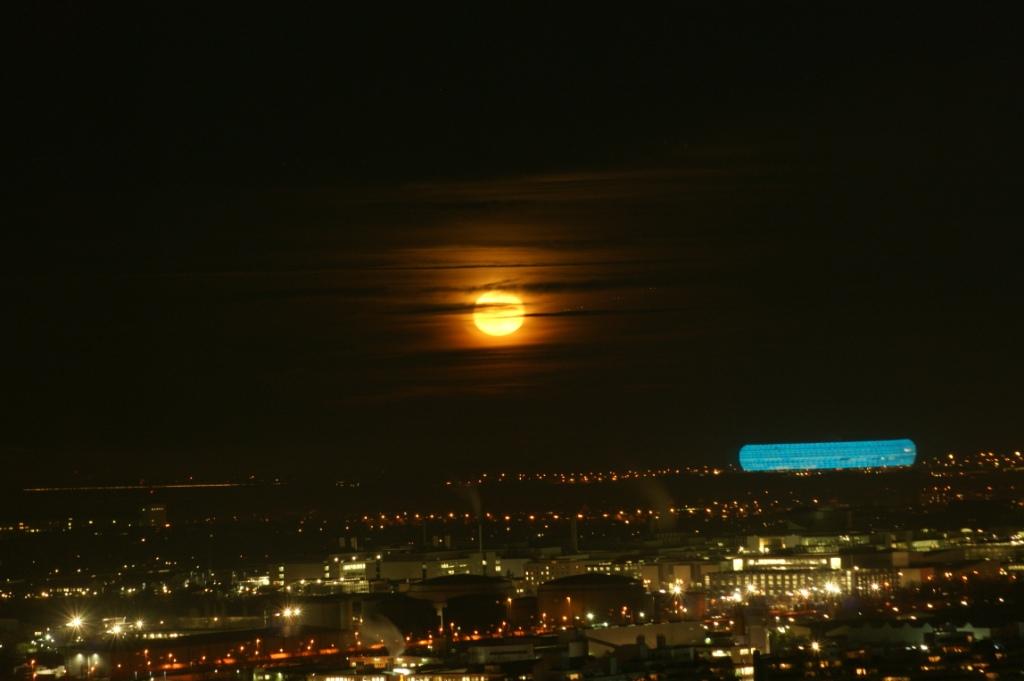 Mond & Allianz Arena (blau)