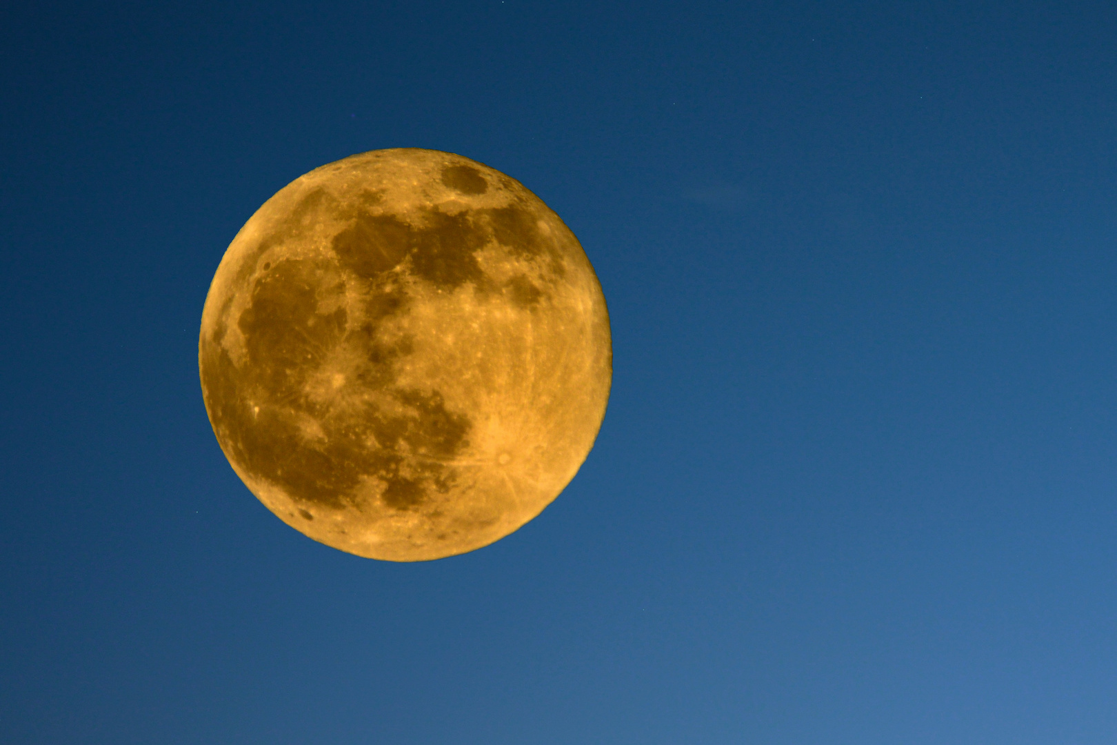 Mond am 04.04.2015