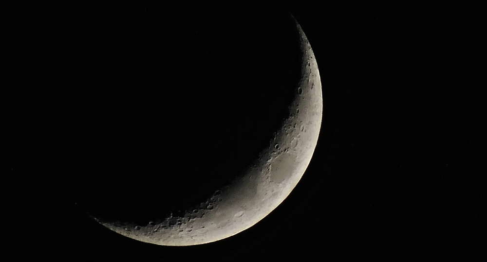 Mond am 14.04.2012 um 20:24 Uhr über dem Ruhrgebiet