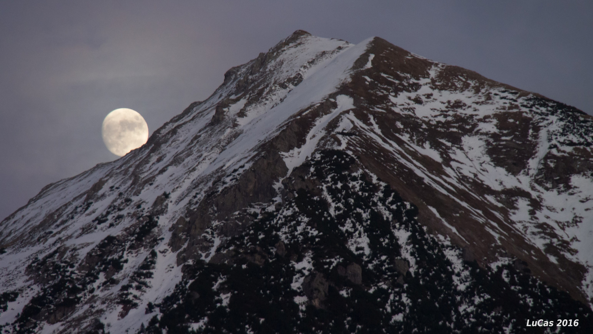 Mond am Berg