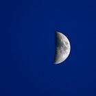 Mond am blauen Himmel