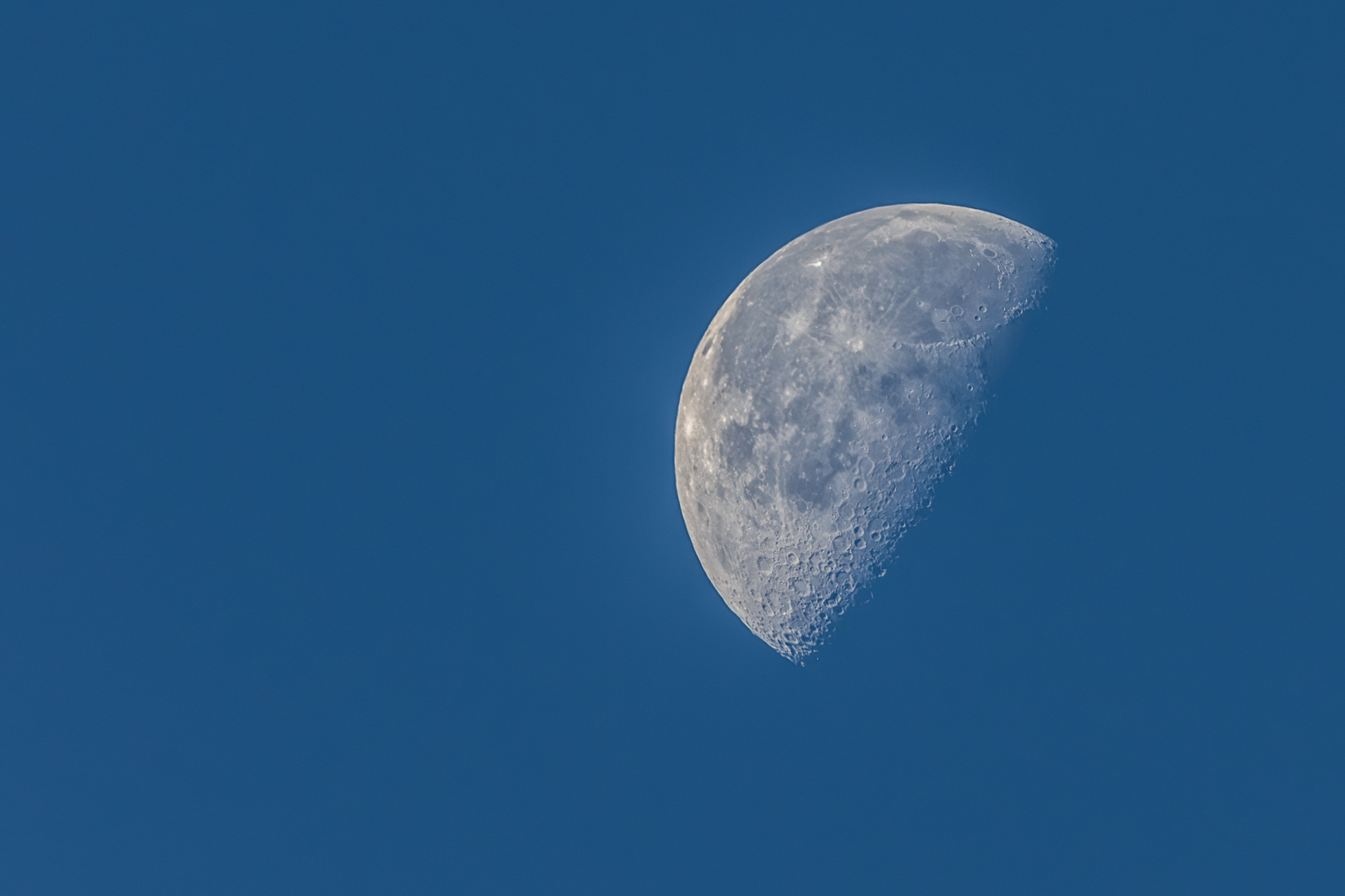 Mond am helllichten Tag