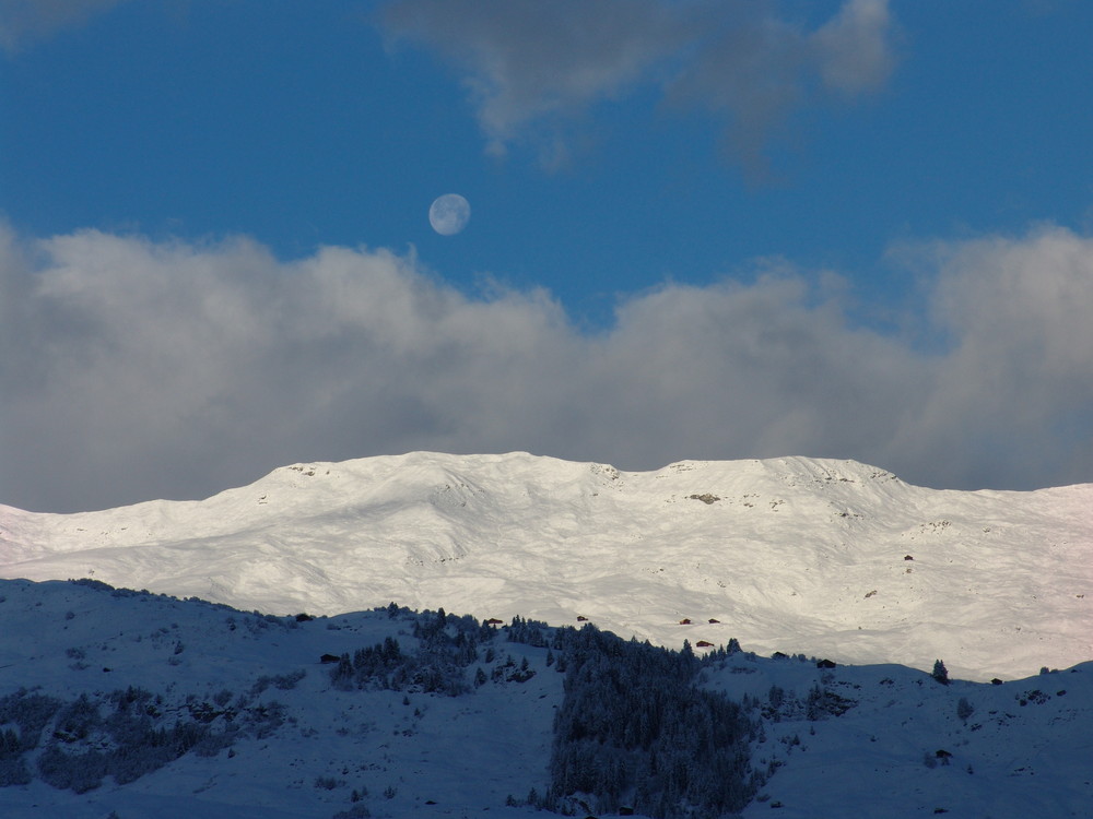 Mond am Morgen über dem Schnee.