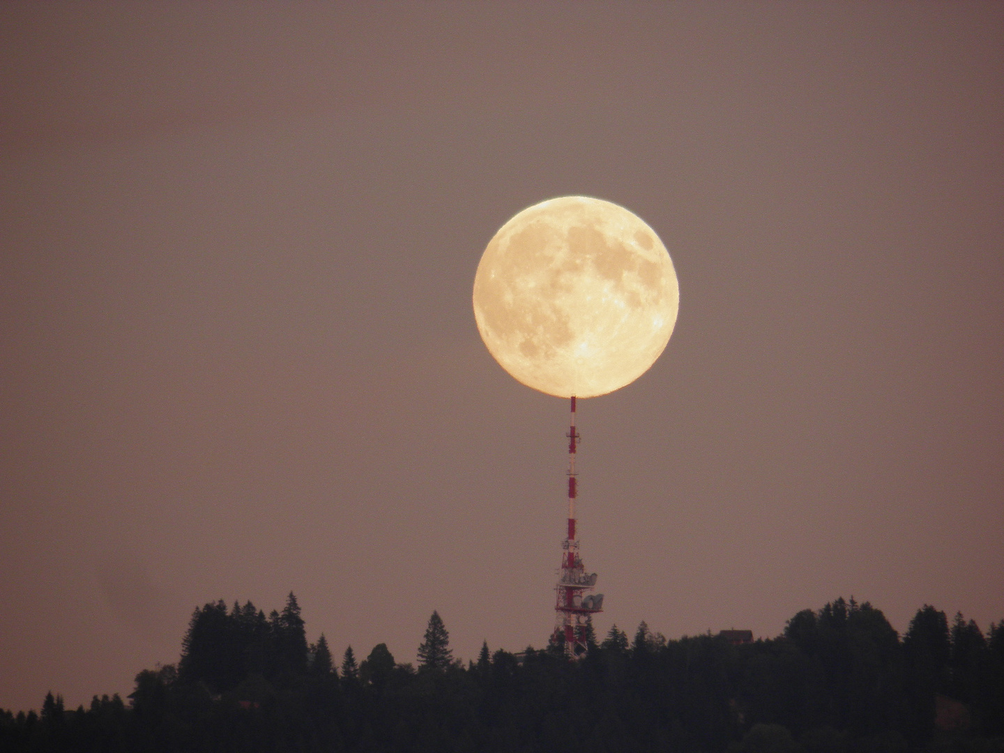 Mond am Pfänderturm, aufgespießt oder?