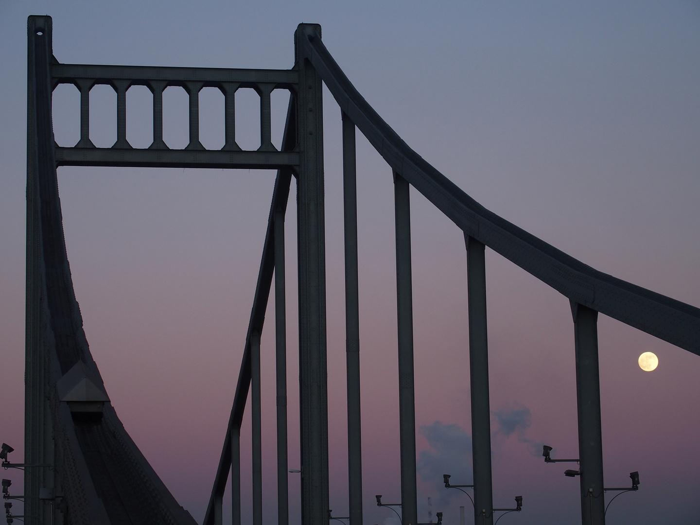 Mond an der Uerdinger Rheinbrücke