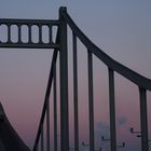 Mond an der Uerdinger Rheinbrücke