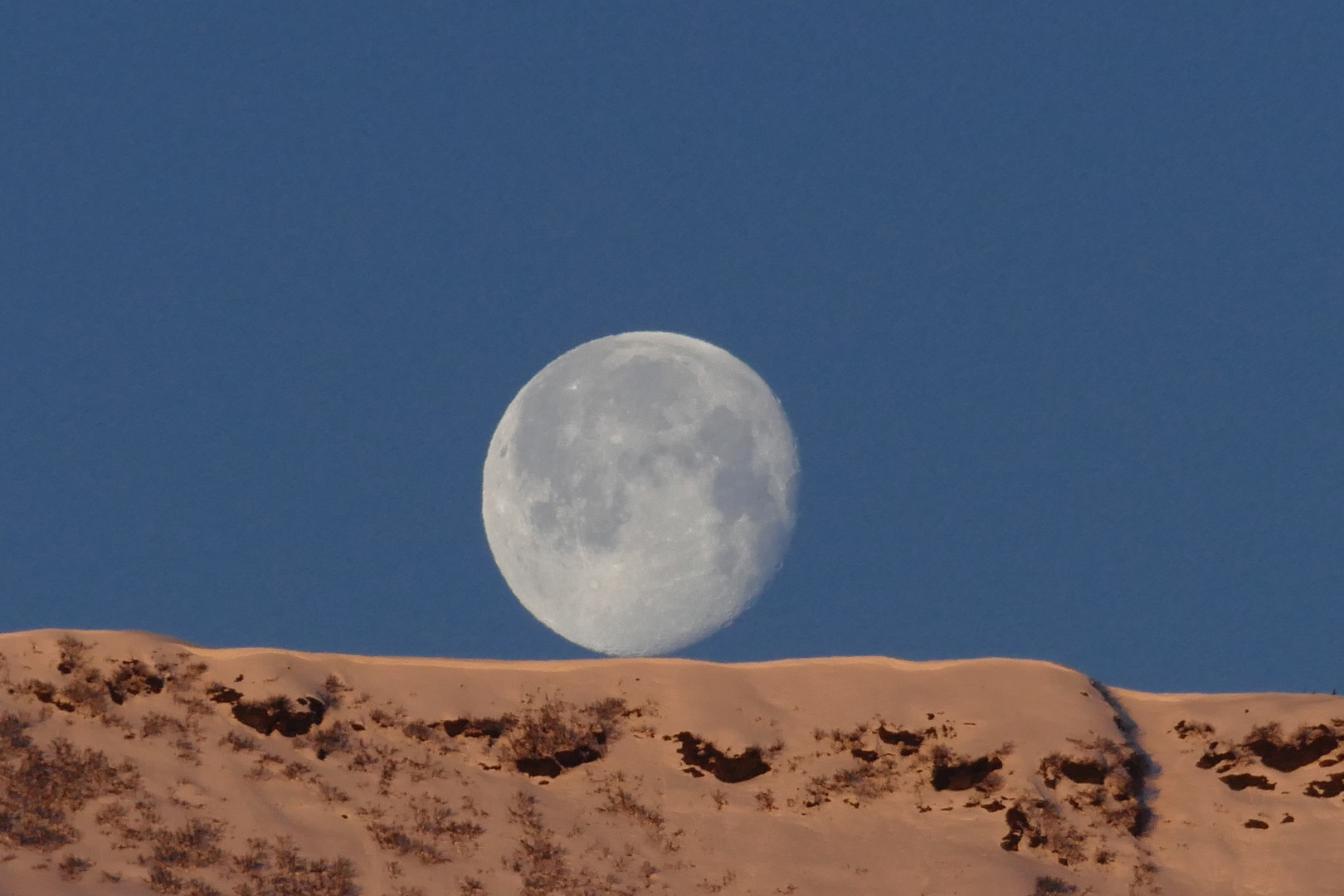 Mond auf Berggrat 