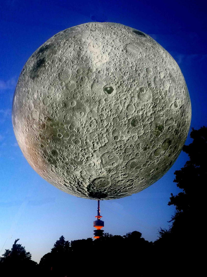 Mond auf der Olympiaturm-Spitze