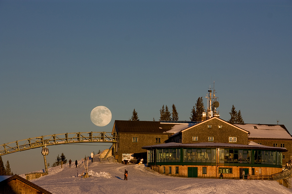 Mond Aufgang an der Wallberg Seilbahnstation