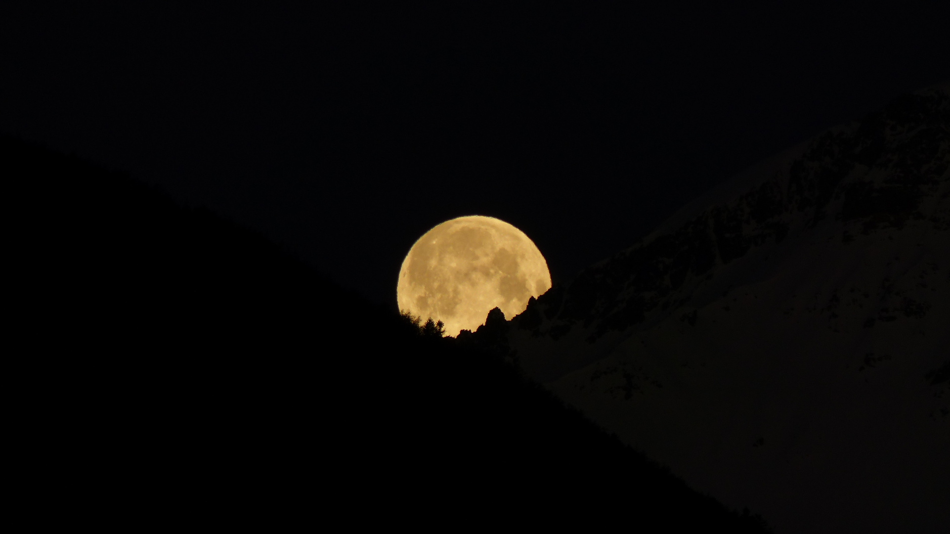 Mond aus vom Berg