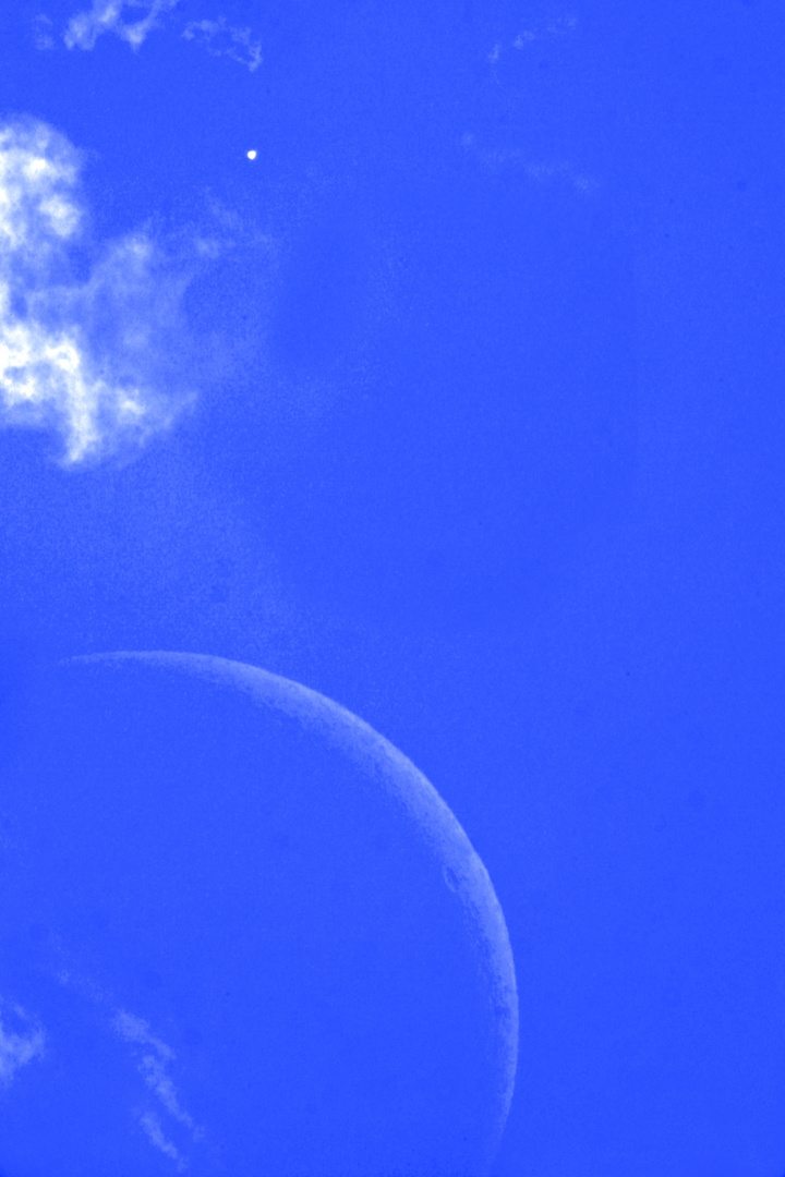 Mond begegnet Venus am Tage
