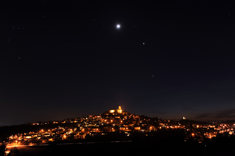 mond bei den plejaden, venus und jupiter über'm gleiberg und dem vetzberg