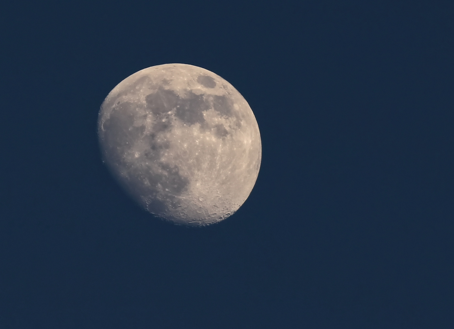 Mond bei Sonnenuntergang in Schmitten FR 2. Juni 2020