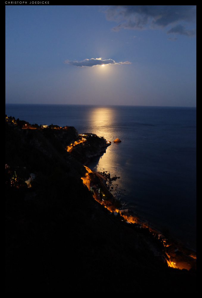 Mond bei Taormina