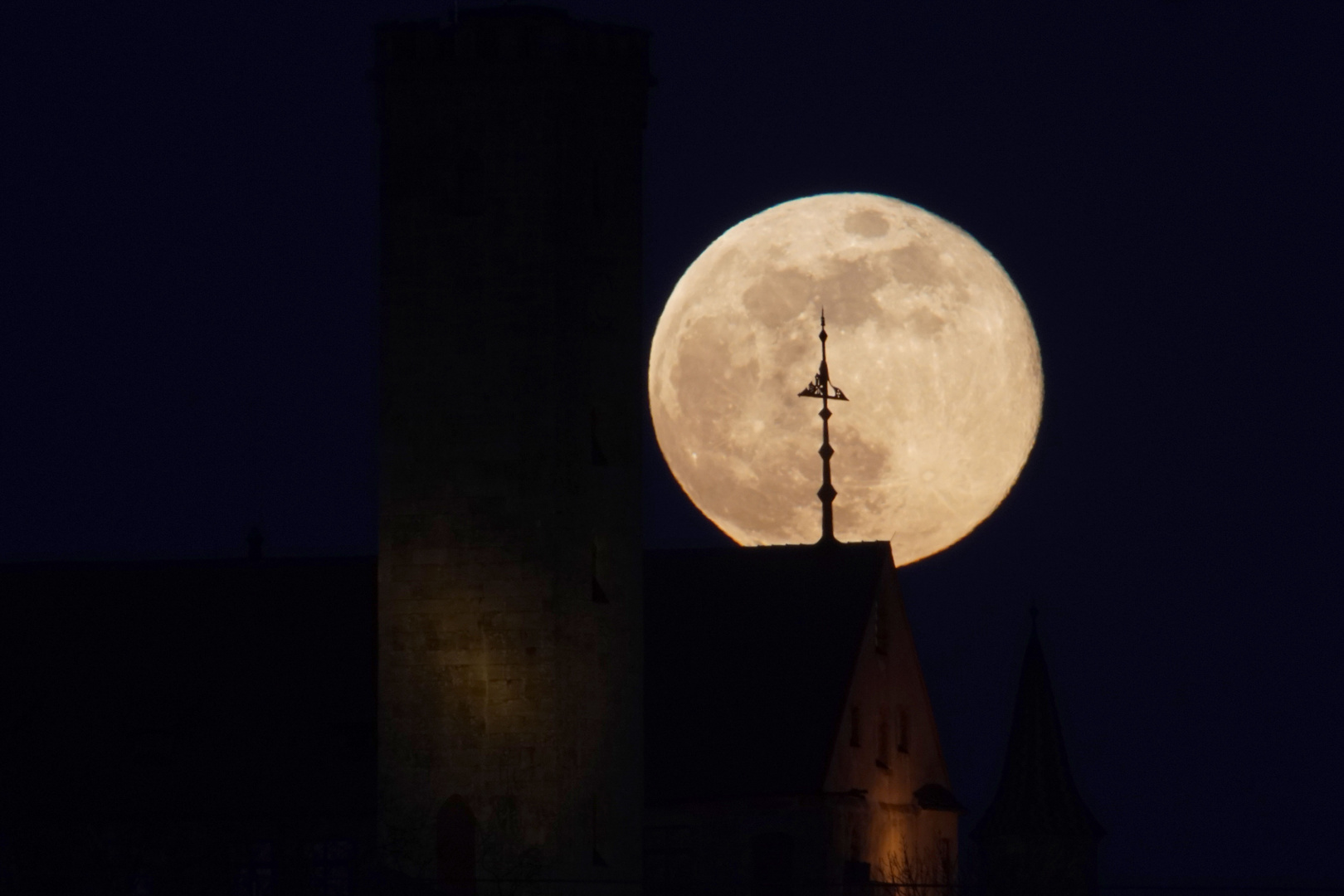 Mond bei Windfahne 2