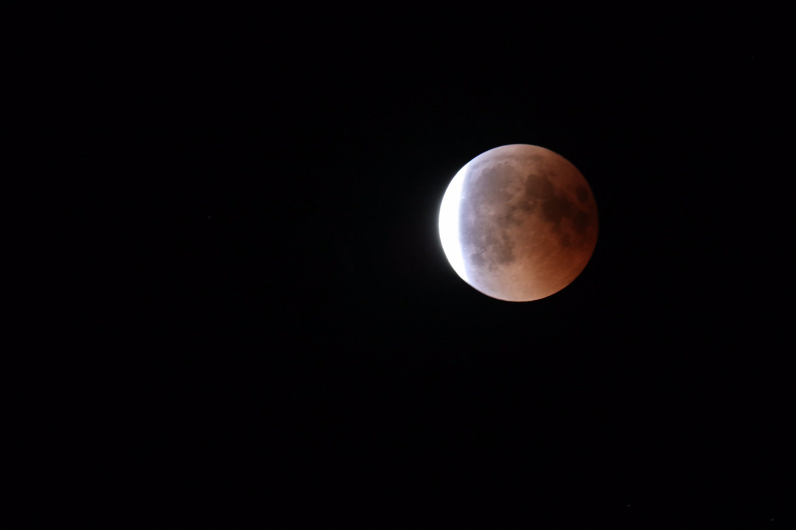 Mond beim Austritt aus dem Erdschatten