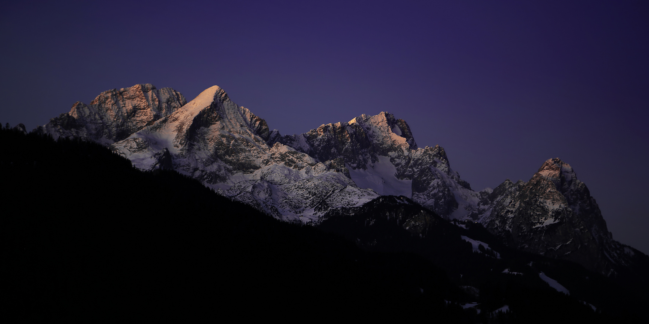 Mond beleuchtet Berge