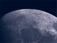 Mond Details bei Tageslicht