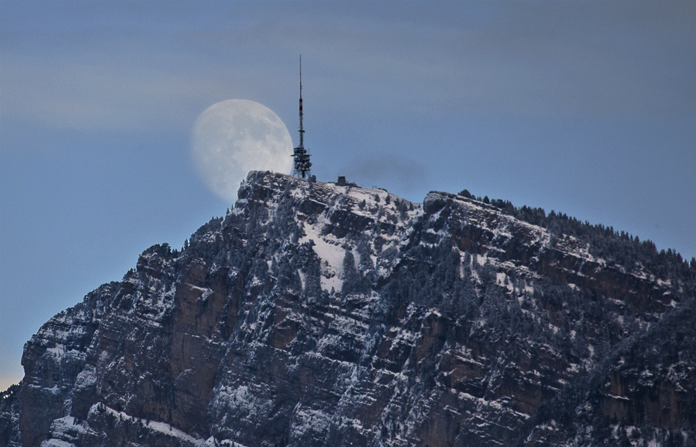 Mond geht hinter dem Niederhorn auf....