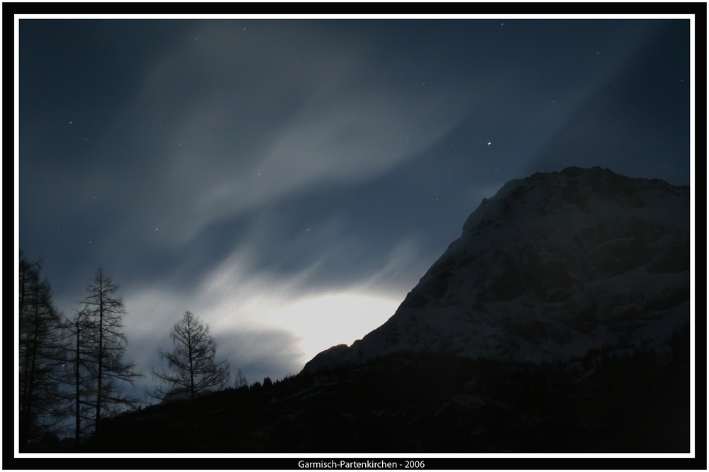 Mond hält hinterm Berg