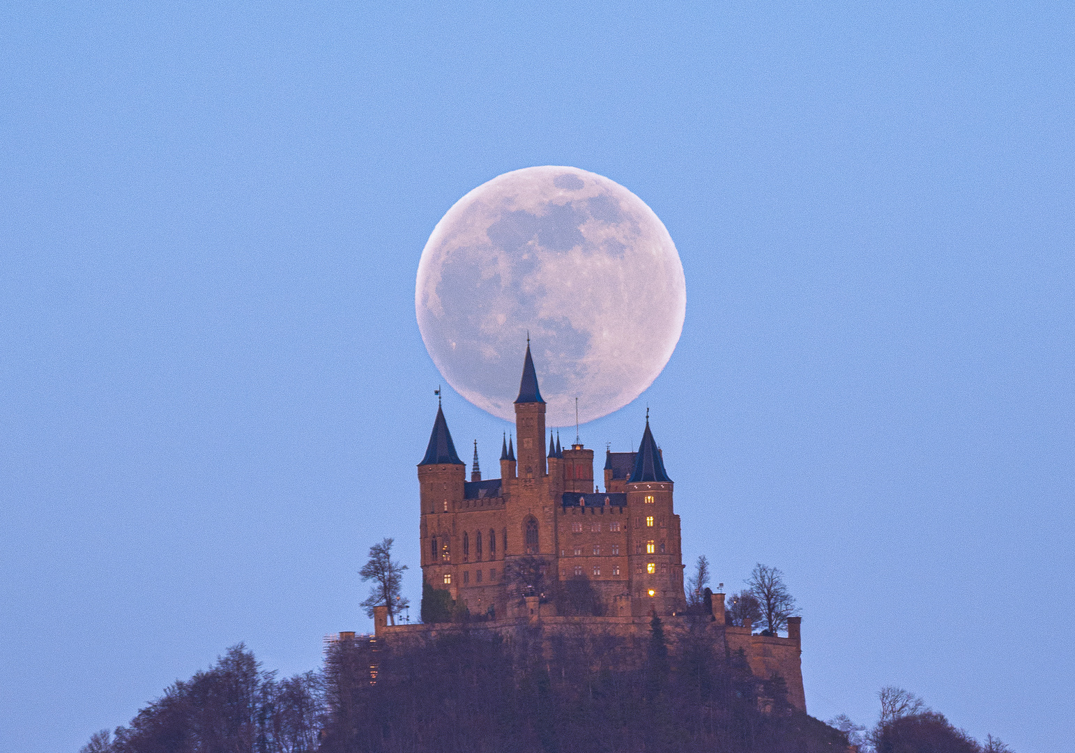 Mond hinter Burg Hohenzollern 
