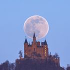 Mond hinter Burg Hohenzollern 