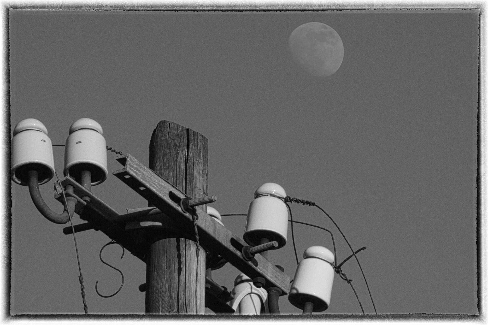 Mond hinter dem Strommast