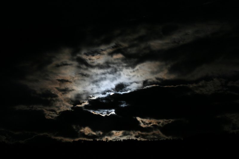 Mond hinter den Wolken