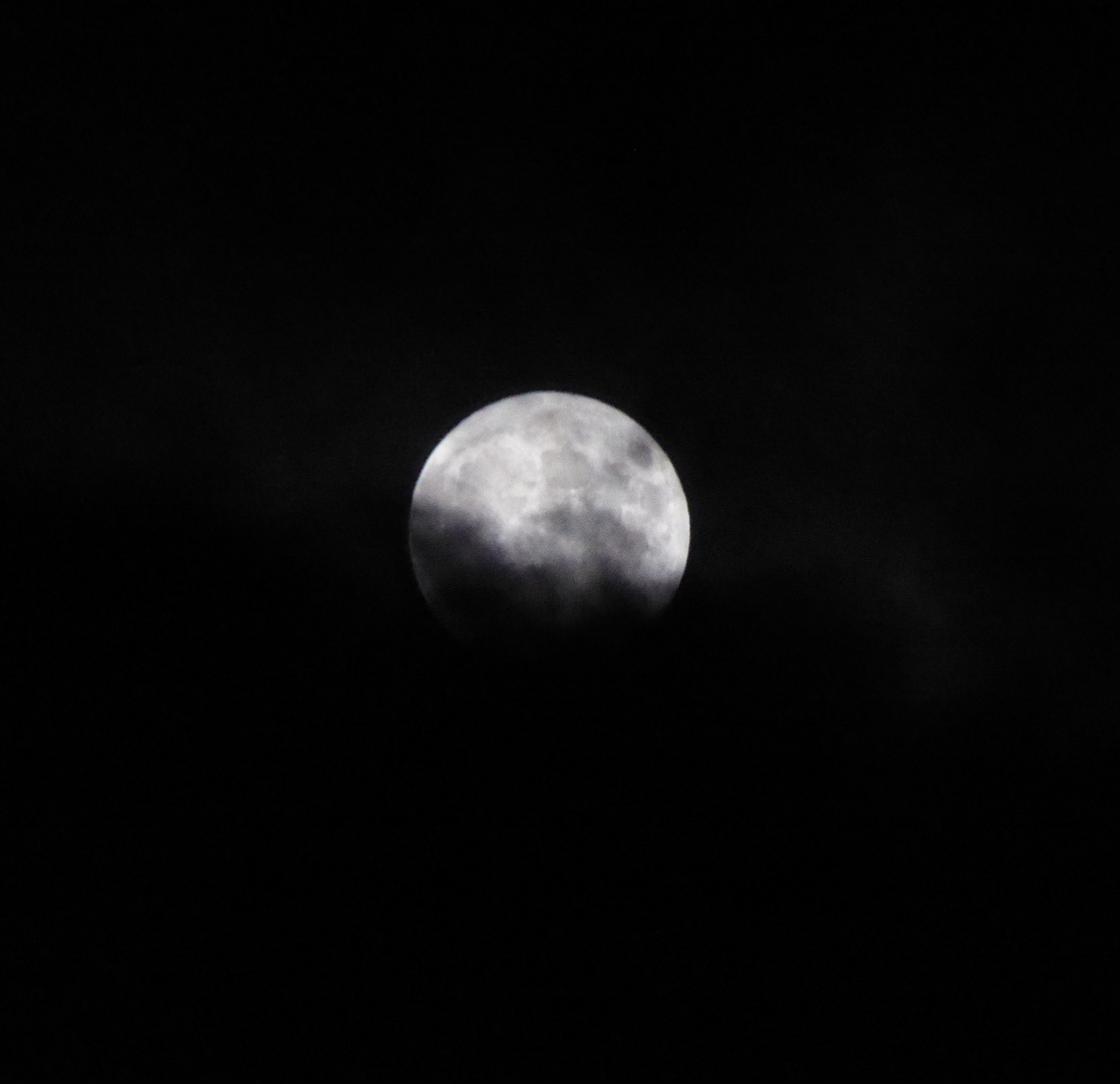 Mond hinter einer Wolke