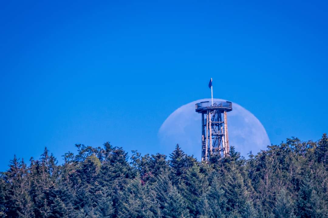 Mond hinter Turm