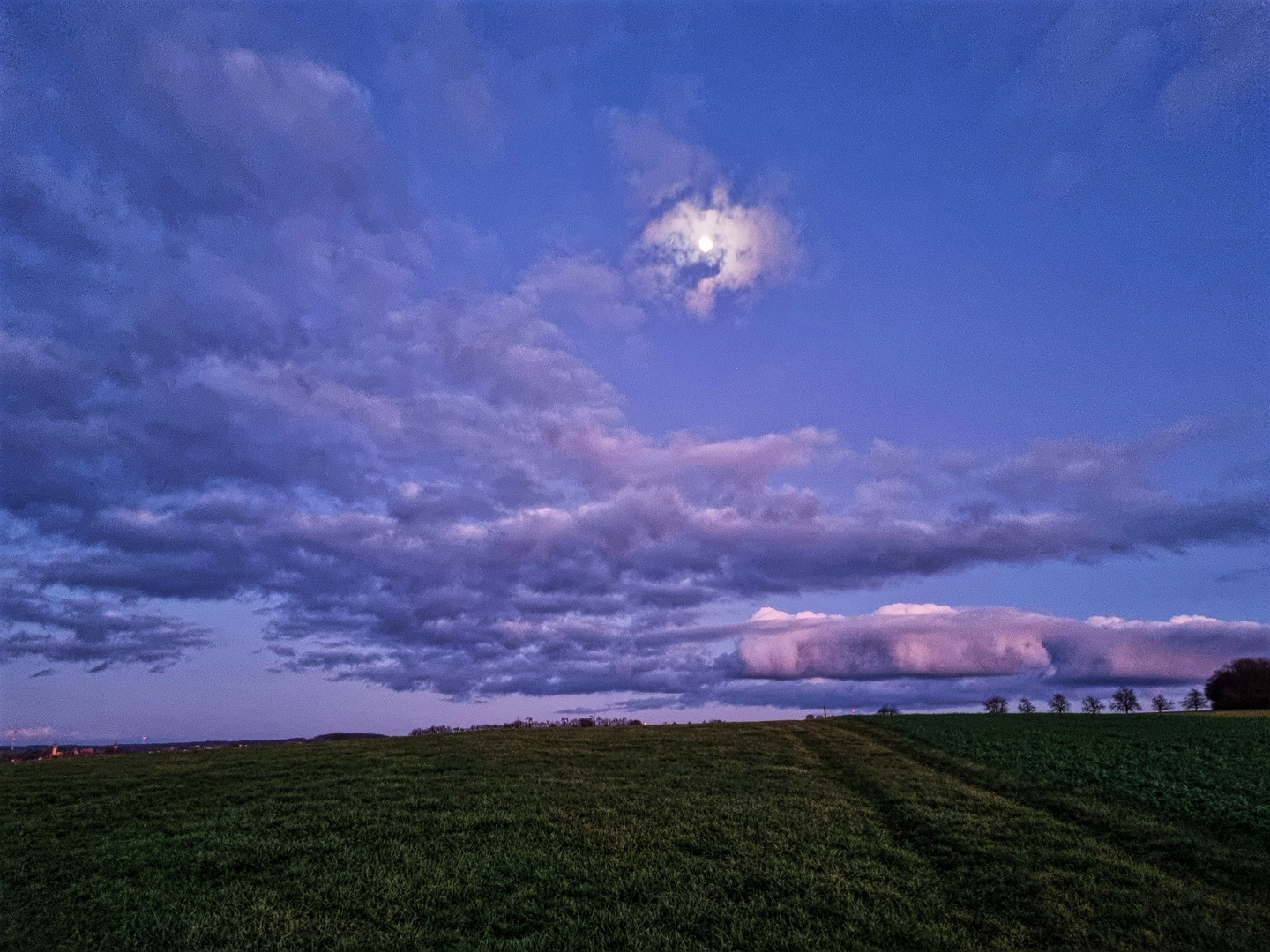 "Mond hinter Wolken"