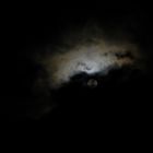 Mond hinter Wolken